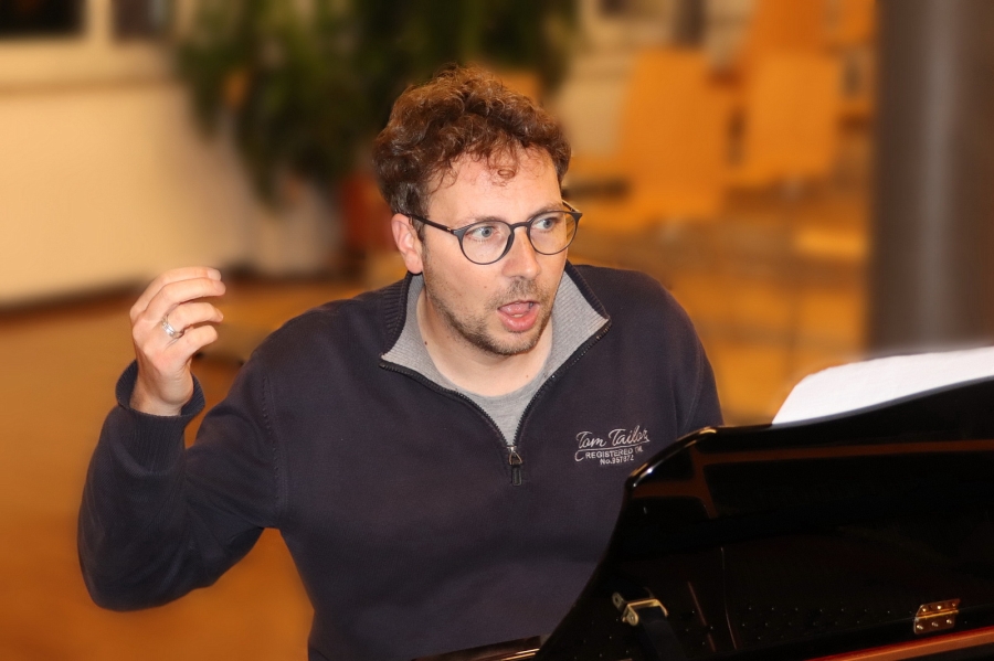 Roland_Uhl_dirigiert_Fluegel_unscharf