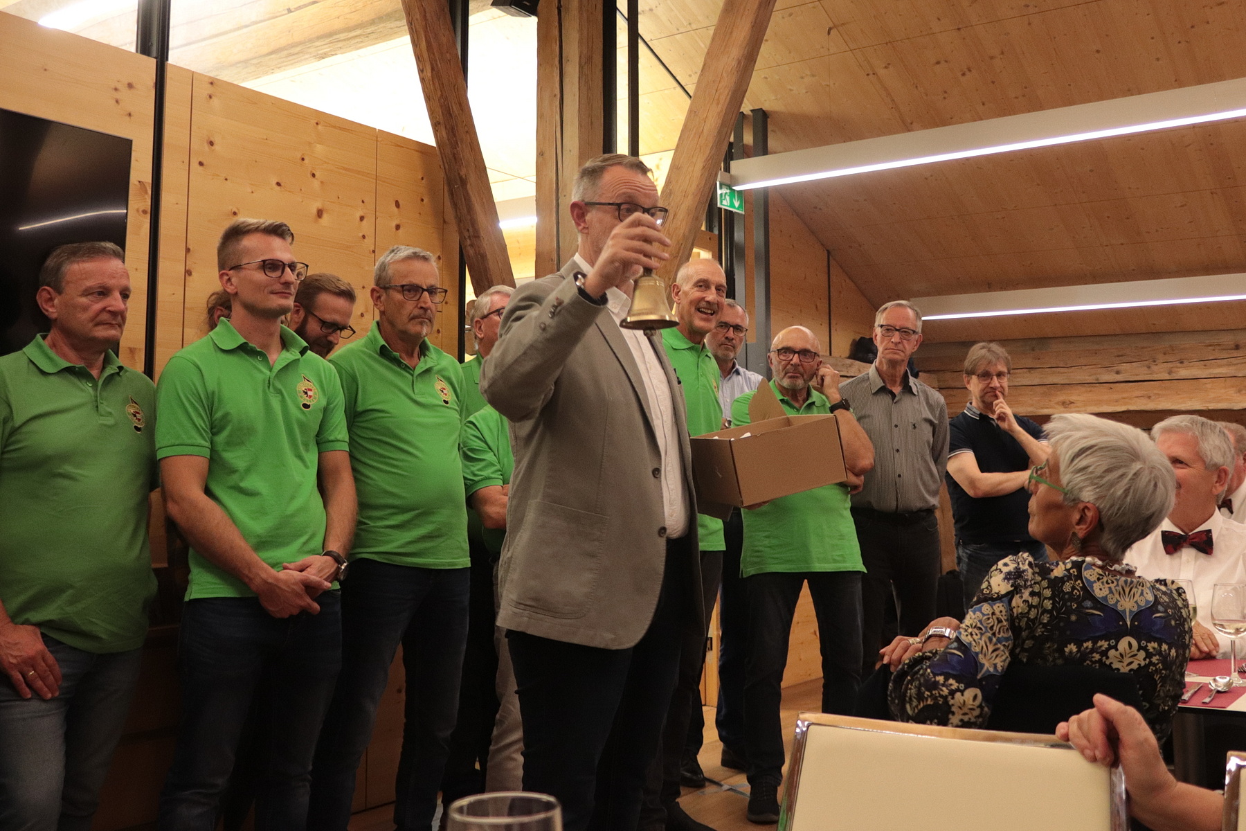 Vizebürgermeister übergibt kleine Version der Telfser Friedensglocke