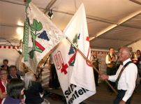 Die Samariterfahne ist riesig im Vergleich zur LaO Fahne. 100_jahre_samariter_fahne_220809