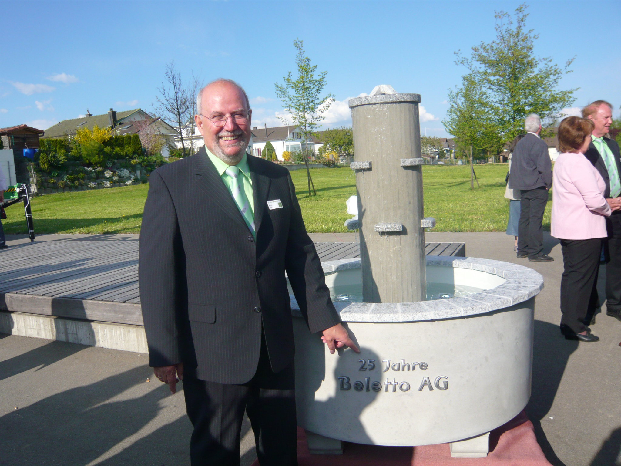 Armit Etter vor dem neuen Brunnen Beletto Brunnen