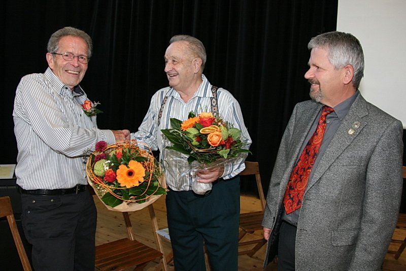 Robert Fischer überreicht Blumen an Hans und Emil:: Robert Fischer berreicht Blumen an Hans und Emil