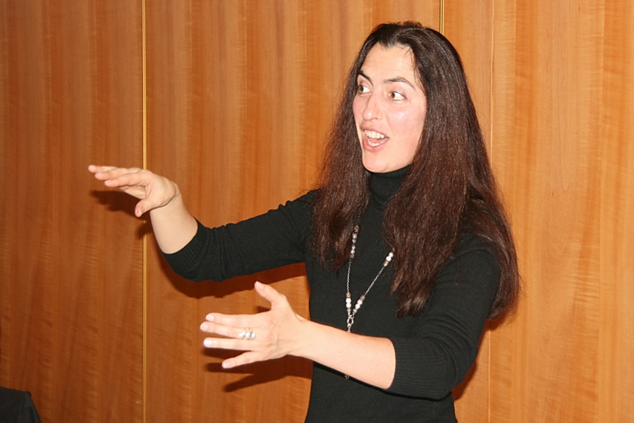 Dirigentin Katharina Kühne dirigiert und singt als Solistin:: JV12 Katharina