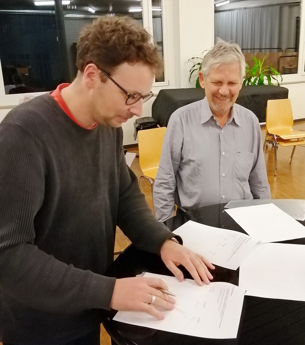 Roland Uhl unterschreibt Vertrag 120320