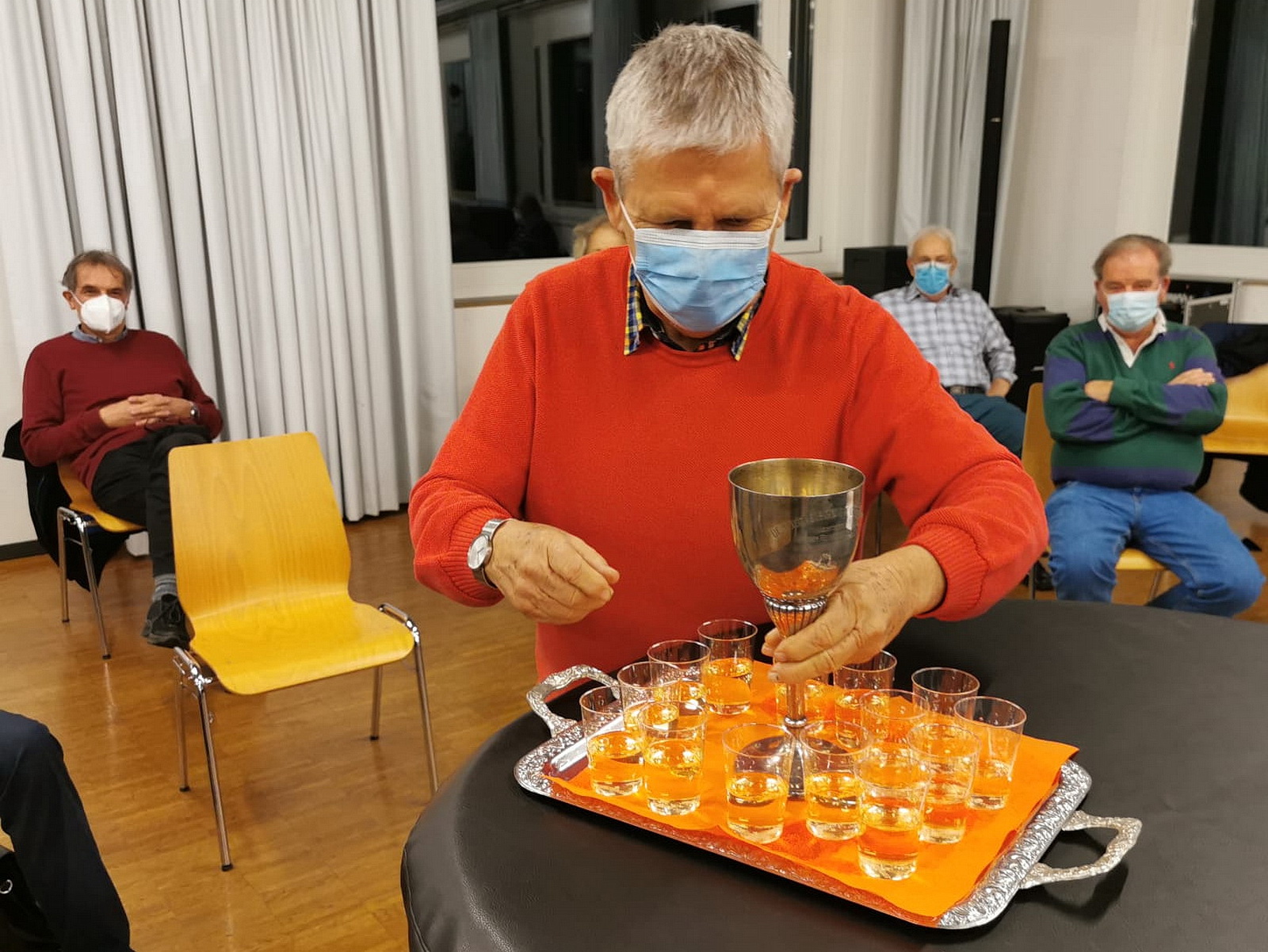 Robert Fischer bereitet den historischen LaO Kelch für die Aufnahme vor, diesmal mit kleinen Gläsern für die anderen Sänger Robert Fischer bereitet LaO Kelch vor