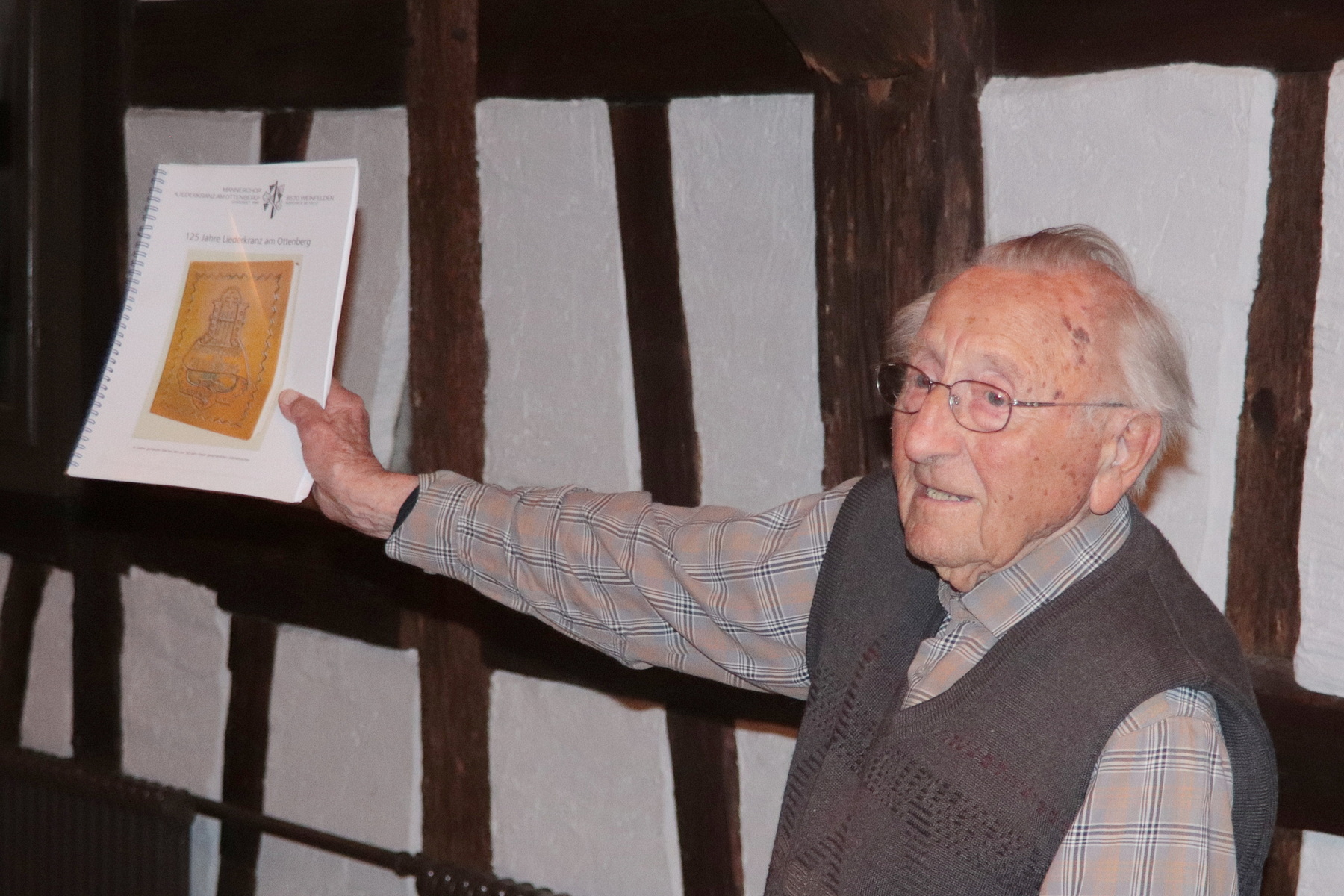 Eugen Alder (100 Jahre!) referiert über die Geschichte des Liederkranzes Eugen Alder referiert ber den Liederkranz