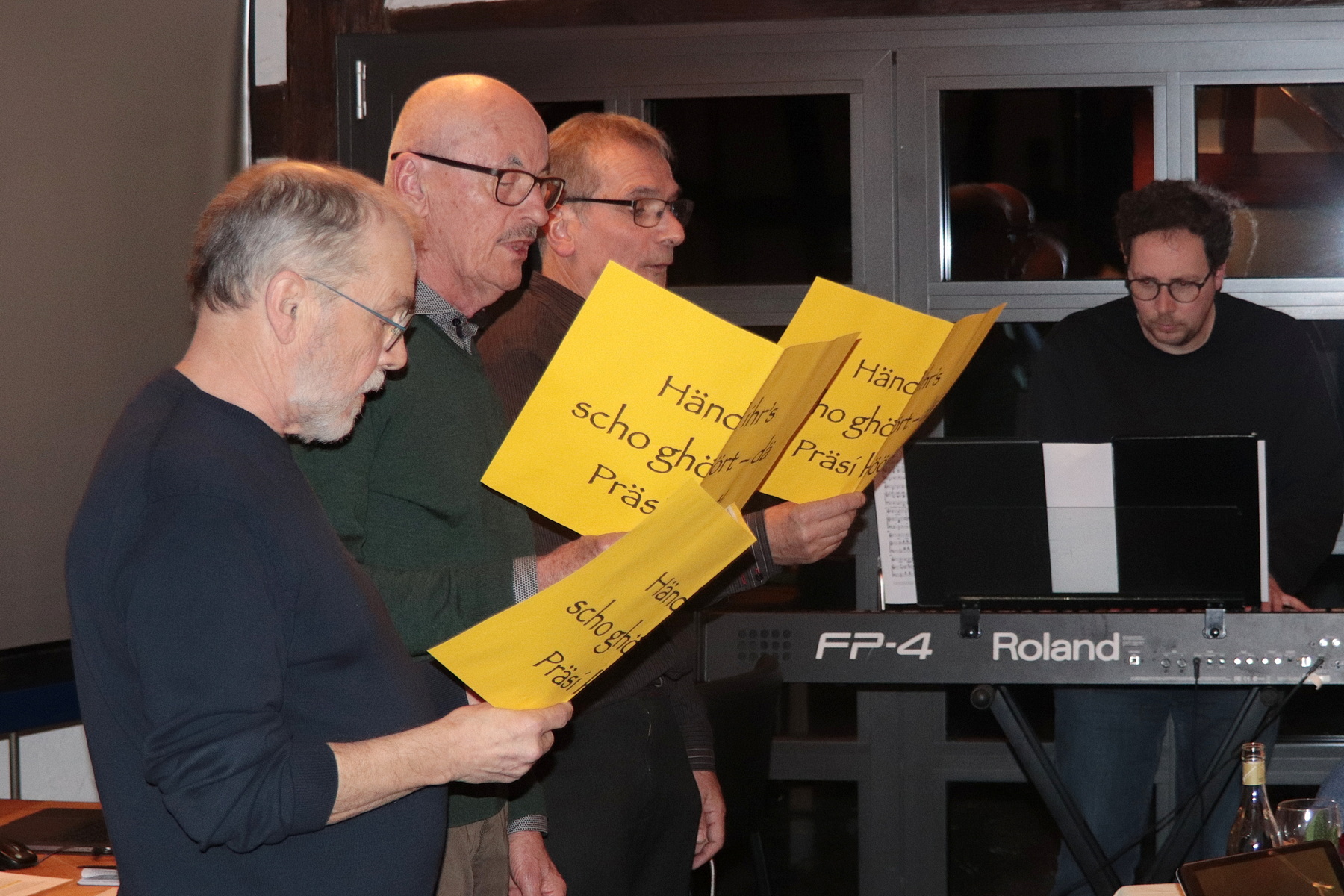 Sängertrio trägt getextetes Lied für Röbi Fischer vor Ständchen zur Ehrenpräsidentschaft